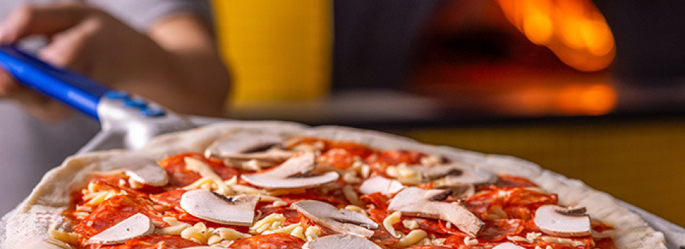 Enfourner et défourner une pizza : Guide complet pour réussir la manipulation de vos pizzas