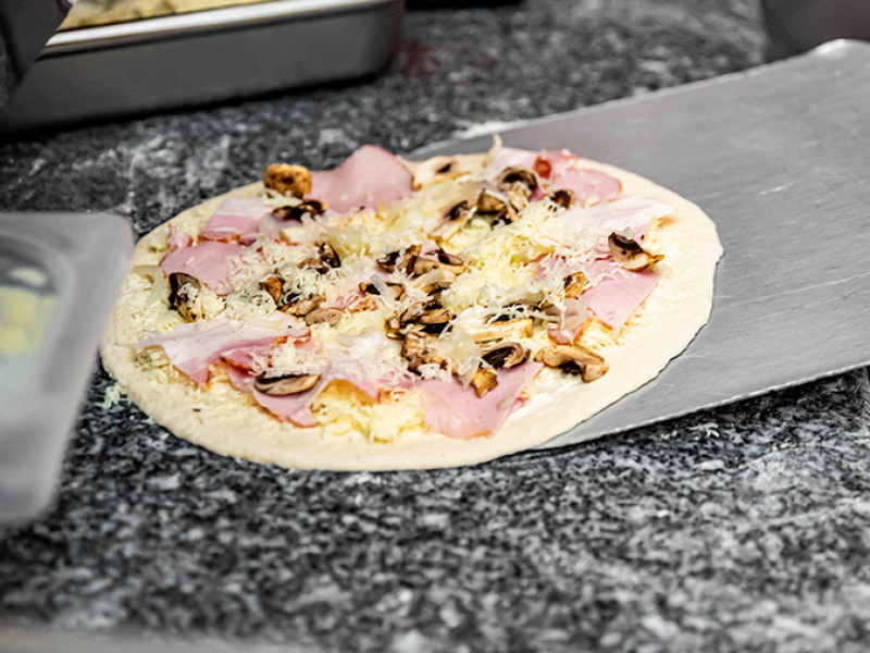 Pelle à Pizza Coulissante : Un Outil Essentiel pour Tous les Pizzaiolos