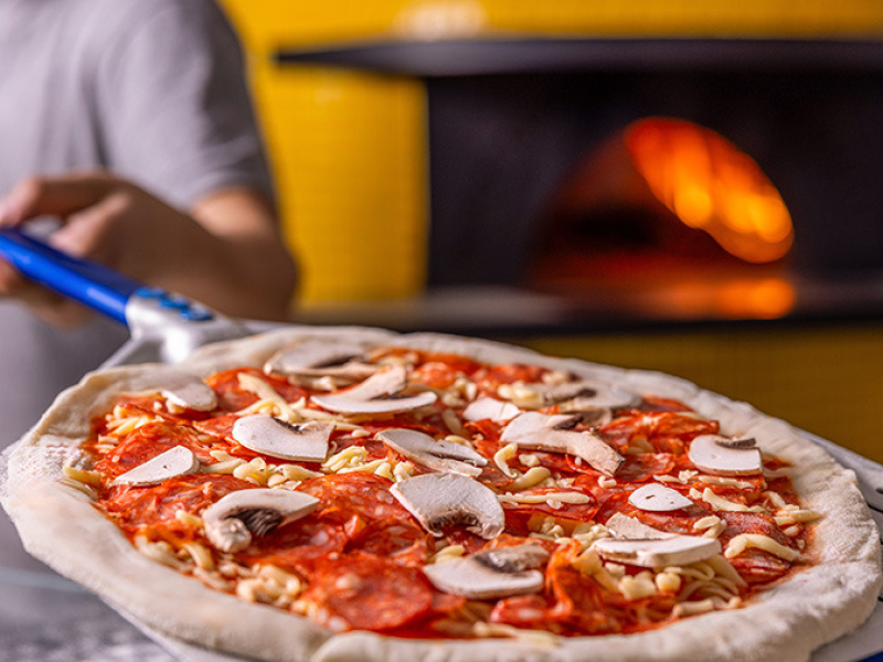 Enfourner et défourner une pizza : Guide complet pour réussir la manipulation de