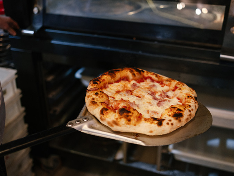 Pelle à pizza : L'outil indispensable pour réussir vos pizzas maison