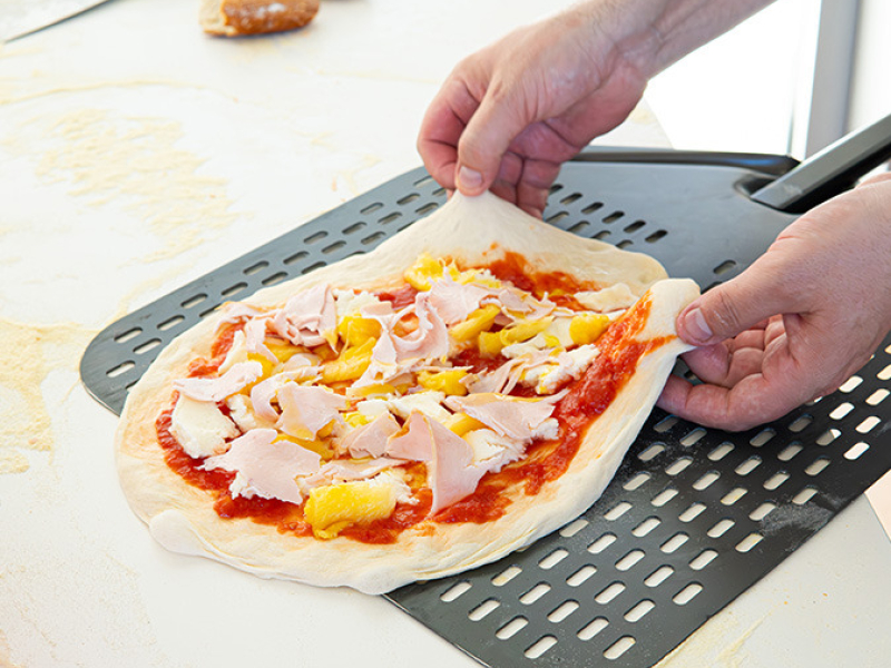 Pelle Pizza Perforée : Tout Ce Que Vous Devez Savoir